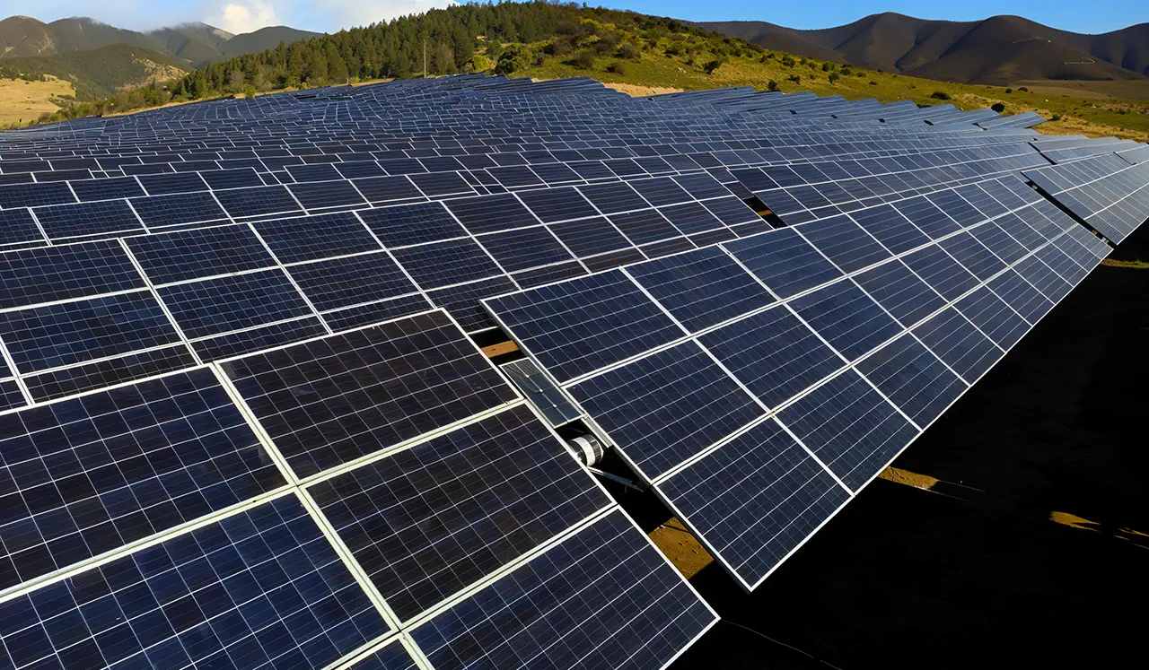 Vista general de parque de paneles solares 